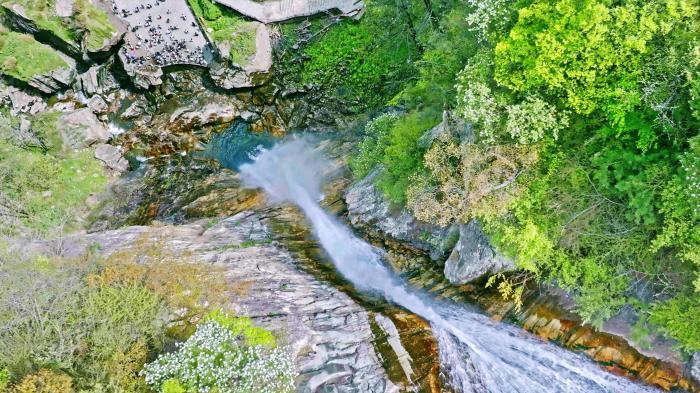 陜西秦嶺山間現“彩虹飛瀑”